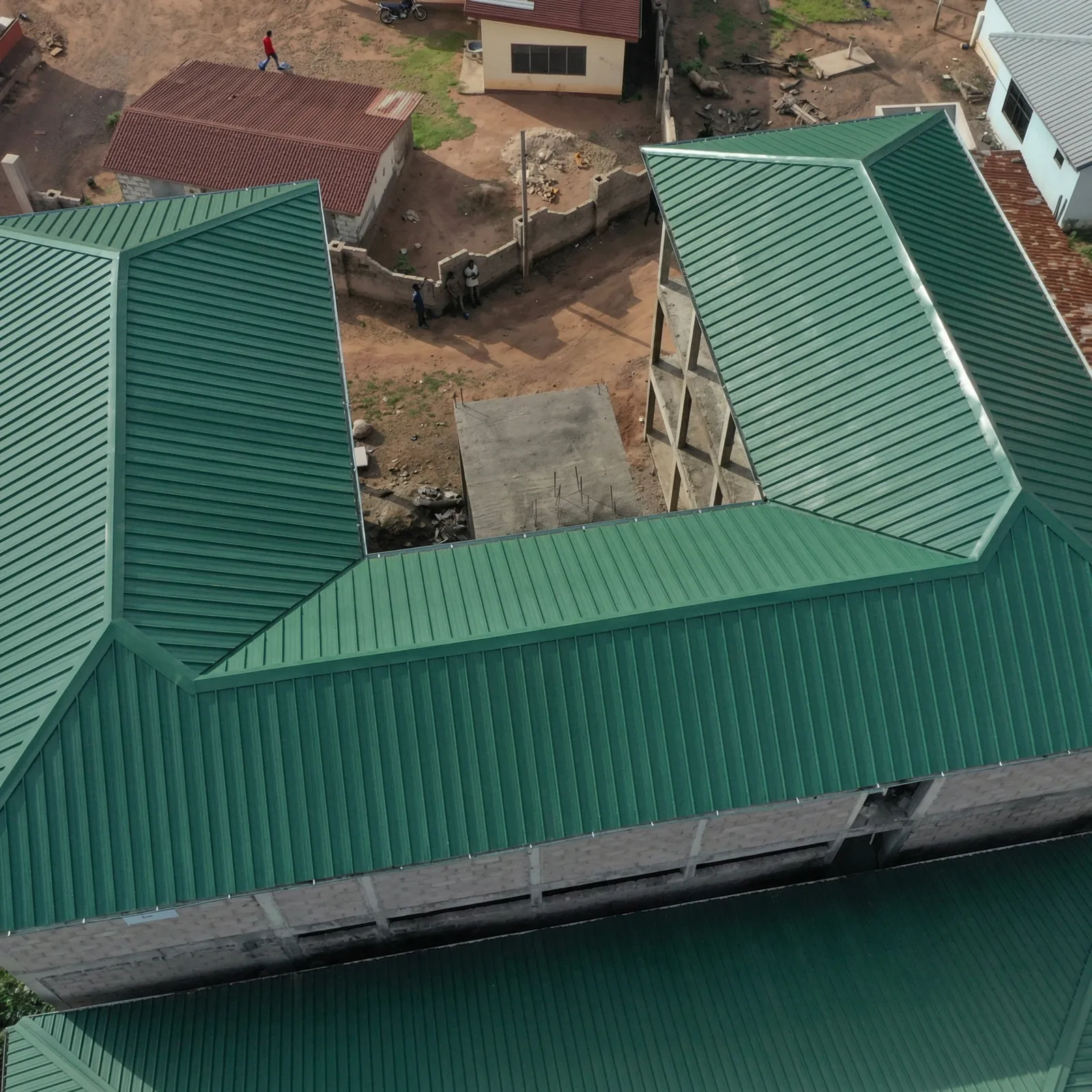 Steel truss structure for an industrial building
